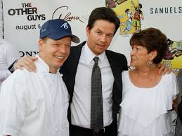 Двукратный номинант на премию «золотой глобус». Mark Wahlberg And Brother Donnie Pay Tribute To Amazing Mother Alma After Her Death Aged 78 The Independent