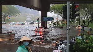 Videos circulating on social media show the water level dangerously reaching nearly 1m at the junction of pasir ris drive 12 and tampines avenue 10. Scdf Rescues 5 People From Vehicles Stuck In Flash Flood Near Ikea Tampines Today