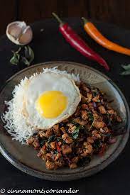 This dish is so good because of the thai basil, which gives it a peppery kick. Scharfe Hahnchen Pfanne Mit Thai Basilikum Und Thai Chillies Gai Pad Kra Pao Pad Krapow Schnelle Thai Streetfood Rezepte