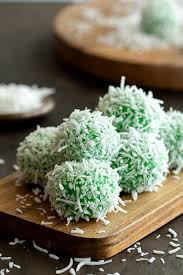 klepon indonesian sweet rice cakes
