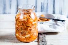What gives kimchi its flavour?