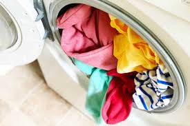 Çamaşırlarınızı deterjandan arındırdıktan sonra makineye koyacağınız miktarda yumuşatıcı koyduğunuz 10 lt kadar suya batırabilir, sıktıktan sonra yumuşatıcıdan arındırabilirsiniz. Camasirlar Nasil Guzel Kokar Yumusatici Nasil Kullanilir Temizsozluk