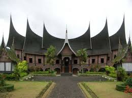 Bangunan didirikan di atas tiang kayu ulin yang kuat dan tahan air, sedang pintu, dinding, dan. 40 Gambar Rumah Adat Di Indonesia Dan Daerah Asalnya