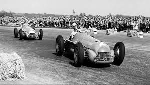 La primera carrera fue en el año 1950 en Gran bretaña (GP De Gran Bretaña) y fue ganada por Giuseppe Farina en el equipo Alfa