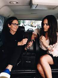 meghan markle does her makeup in car
