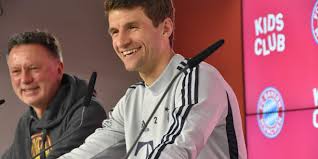 Simon himself was the last son and baby of the family. Kinder Pressekonferenz Mit Thomas Muller Fc Bayern Tv
