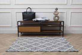 what color rug goes with wood floors