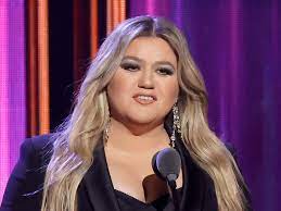 kelly clarkson looks so diffe with