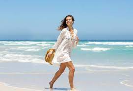 Bela Mulher Jovem Caminhando Na Praia Em Vestido De Verão Banco de Imagens  e Fotos de Stock - iStock