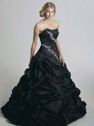 Schwarze hochzeitskleider der neue brautkleidtrend brigitte de. Brautkleid Schwarz Schwarzes Hochzeitskleid Gunstig
