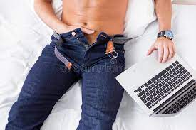 Masturbierender Mann Bei Der Anwendung Des Laptops Stockbild - Bild von  hand, schlag: 62858015