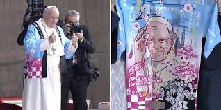 In the above video of the meeting with young people at the cathedral of holy mary, pope francis was presented with a happi with his own face on it, in anime form. Pope Francis Wears Mini Me Kimono Shirt In Japan Thumbs Up Pic Blesses The Internet