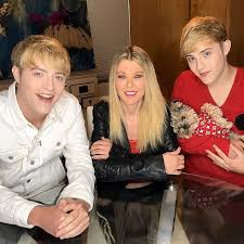They are identical twins and first appeared as john & edward in the sixth series of the x factor in 2009. Tara Reid Discusses Quarantining With Bffs Jedward Daily Mail Online