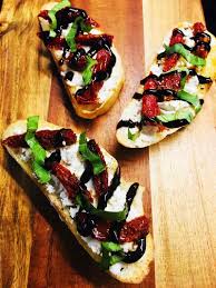 Spread each slice with 1 tablespoon of goat cheese and top with 1 tablespoon of tomato and 1 teaspoon of onion. Sun Dried Tomato And Goat Cheese Crostini Cooks Well With Others