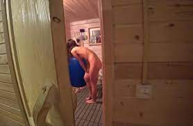 Er bewundert seine Freundin nackt in der Sauna