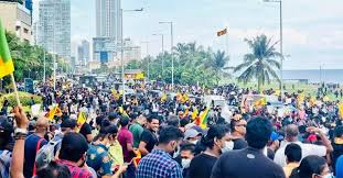 A large crowd at the Galle Face - LankaTruth