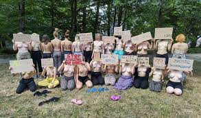Nackige Protestaktion fürs Oben-Ohne-Schwimmen | MOPO
