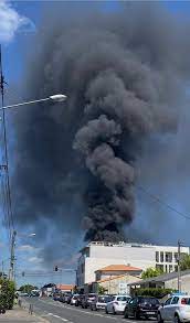 Mérignac : le feu d'un garage se propage à un bâtiment