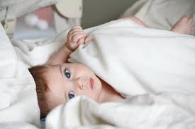 Bei babys und kindern ohne chronische erkrankungen sollten fieberzäpfchen ab einer rektal gemessenen körpertemperaturüber 39,5°c gegeben werden. Fieber Bei Babys Ab Wann Gilt Es Als Fieber Babywissen