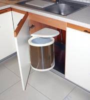 Кофа за боклук, която се вгражда в кухненски шкаф. Kuhnenski Kofi Za Vgrazhdane Elaz Mebelen Obkov