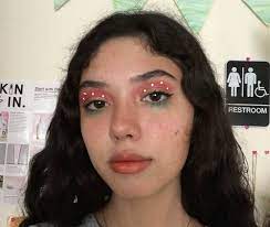 rookie makeup trick strawberry eyes