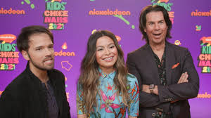 Скачай icarly the joke is on you и icarly carly's happy song. Icarly Revival Carly Has A New Bff Freddie Has A Kid And More Secrets Revealed Exclusive Entertainment Tonight