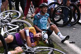 Two big crashes marred the stage in the western brittany region. Ymmpw H6 Uz6pm