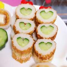 4等分にしたキュウリにv字の切り込みを入れたらハート型に 簡単なひと手間で 可愛いちくわきゅうり お弁当 レシピ 食品と飲料