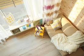 Menggunakan lantai dengan material kayu memberikan kesan cozy dan homey karena sifat dari kayu sendiri yang hangat dan natural. Inspirasi Dekorasi Minimalis Ala Rumah Korea Selatan Kumparan Com