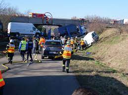 Haut-Rhin : un camion tombe d'un pont et percute une voiture, deux morts et  un blessé grave