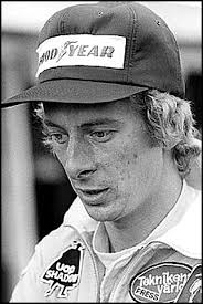 Bertil Roos, www.formula1 Bilden här ovanför är inte från året 1969 utan från 1974. Bertil byter om till tävlingsdress ... - bertil-roos-www-formula11