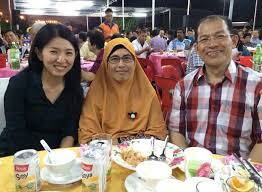 Malaysian minister yeo bee yin laughs off speculation. Yeo Bee Yin æ¨ç¾Žç›ˆ Together With Yb Saari And His Wife Pn Alizah At The Dinner Last Night Pn Alizah Married To Yb Saari For Many Years Went Through With Him The