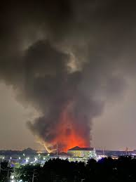 เกิดเหตุ ไฟไหม้โรงงานกิ่งแก้ว 9/1 เจ้าหน้าที่ดับเพลิง  เร่งระดมกำลังควบคุมเพลิง