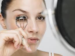 how to use an eyelash curler the right way