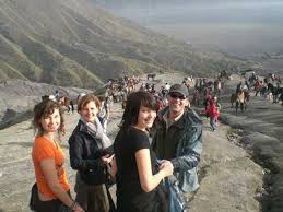 Hasil gambar untuk turis asing mendaki gunung di semeru