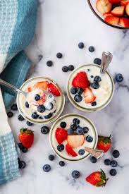 greek yogurt mixed berry overnight oats
