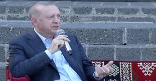 Başbakan erdoğan, barzani ve bdp'li parlamenterlerin batıdan ve doğu'dan yükselen tüm siyasi risk ve eleştirileri göze alarak, diyarbakır'daki buluşmaya ev sahipliği yapması gerçekten amed'de yeni. H001dovyjxgh2m