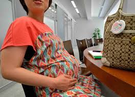 Pareja japonesa denuncia que tuvo que disculparse en el trabajo por embarazo