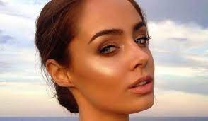 golden highlighter makeup trend be