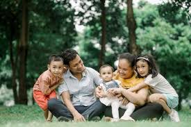 Kepala keluarga adalah ayah dan anggota keluarga adalah ibu dan anak. 5 Alasan Keluarga Adalah Bagian Penting Dari Kebahagiaanmu