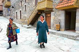Hɑjɑstɑˈni hɑnɾɑpɛtutʰˈjun) ist ein binnenstaat in vorderasien und im kaukasus mit rund 3 millionen einwohnern. Kinderweltreise Ç€ Armenien Leute
