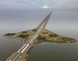 De afsluitdijk beschermt ons al bijna 90 jaar tegen de kracht van het water. Afsluitdijk Dam North Holland Netherlands Travel Netherlands