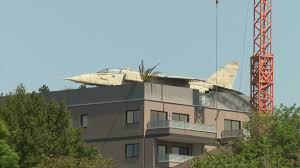 avion de che sur le toit de son immeuble