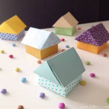 des boites en forme de maison en papier