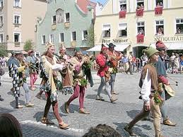 «zentrales element ist dabei die nähe zwischen mitwirkenden und gästen und die landshuter hochzeit ist eines der größten historischen feste europas. Landshut Wedding Wikipedia