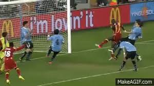 Muntari anotó el primer gol del juego. Handball By Suarez Uruguay Ghana Vs Uruguay Quarter Finals 2010 On Make A Gif
