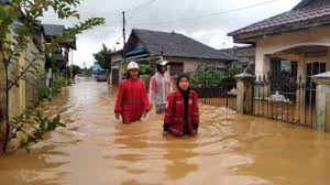 Kesan akibat daripada banjir besar/kilat di ulu kimanis. Tempuh 2 Km Jalan Kaki Evakuasi Korban Banjir Bandang Barabai Hst