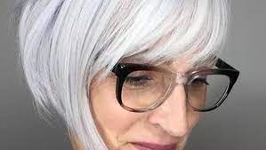 Cheveux courts cheveux gris avec lunettes