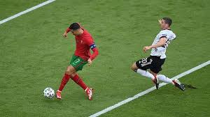 Ronaldo chạy từ sân nhà để đệm bóng sau tình huống phản công, diogo jota kiến tạo cho cristiano ronaldo mở tỷ số trong trận cầu tâm. Yjgdapflotrlhm