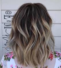 Diese dunklen wurzeln und highlights auch das volumen im haar und ermöglichen es ihnen, ihre enden mit feinen strand wellen stil. Mittellange Frisuren Stylingtipps Inspirationen Fur Halblanges Haar